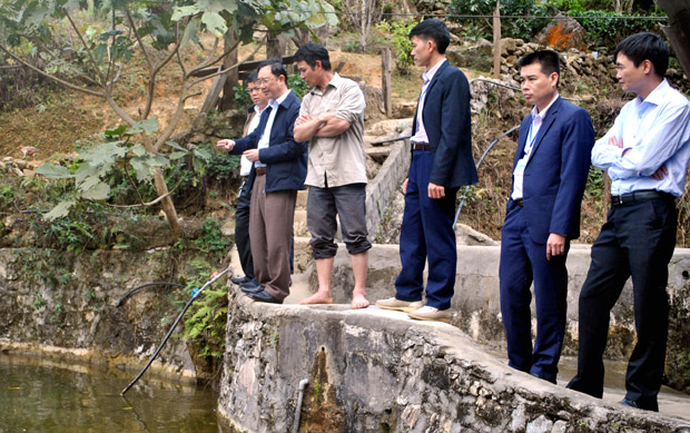 Phó Bí thư Thường trực Tỉnh ủy, Chủ tịch HĐND tỉnh Thào Hồng Sơn thăm mô hình nuôi cá Dầm Xanh của gia đình anh Phàn A Xổn, thôn Lũng Dầm, xã Du Già (Yên Minh)