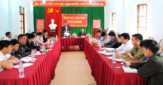 Đồng chí Ly Mí Lử, Ủy viên BTV Tỉnh ủy, Trưởng ban Dân vận Tỉnh ủy, Chủ tịch Ủy ban MTTQ tỉnh làm việc với tập thể lãnh đạo xã Nàng Đôn.