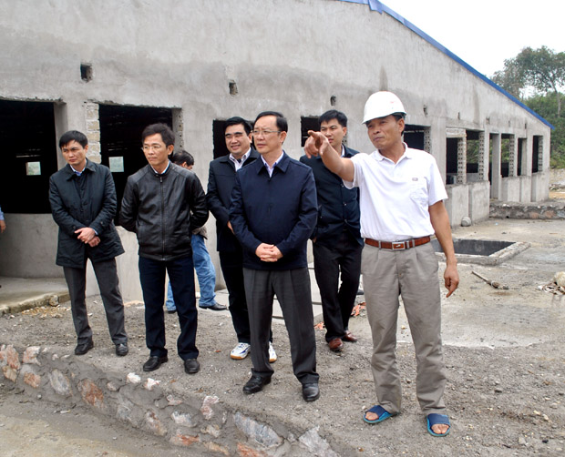 Phó Bí thư Thường trực Tỉnh ủy, Chủ tịch HĐND tỉnh Thào Hồng Sơn thăm khu vực xây dựng chuồng nuôi lợn của Công ty An Vi, thôn Tân Tiến, xã Quyết Tiến (Quản Bạ).