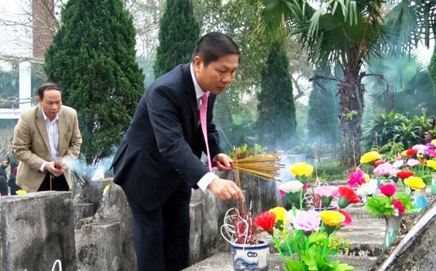 Đồng chí Lê Tấn Dũng, Thứ trưởng Bộ Lao động TB&XH cùng đoàn thắp hương trên các phần mộ tại Nghĩa trang liệt sỹ Quốc gia Vị Xuyên. Ảnh: Hà Trang
