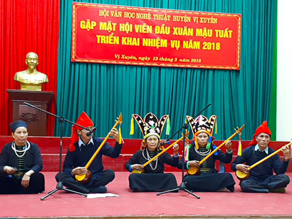 BHG - Ngày 13.3, Hội VHNT huyện Vị Xuyên tổ chức gặp mặt và triển khai nhiệm vụ công tác Hội năm 2018. Trong ảnh: Tiết mục Hát then 