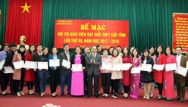 Đồng chí Vũ Văn Sử, Tỉnh ủy viên, Giám đốc Sở GD&ĐT trao Giấy chứng nhận giáo viên dạy giỏi cấp tỉnh lần thứ VII, năm học 2017 - 2018 cho thí sinh đủ điều kiện và đạt thành tích cao tại Hội thi.