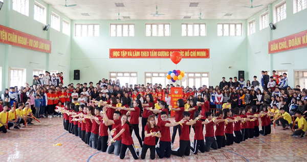 Đội thi Trường THPT Lê Hồng Phong thể hiện phần thi đồng đội.