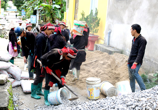 Người dân thị trấn Tam Sơn (Quản Bạ) làm đường bê-tông nông thôn.