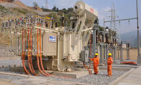 Công nhân Công ty Lưới điện Cao thế miền Bắc kiểm tra các hệ số an toàn Trạm biến áp trước khi đóng điện.