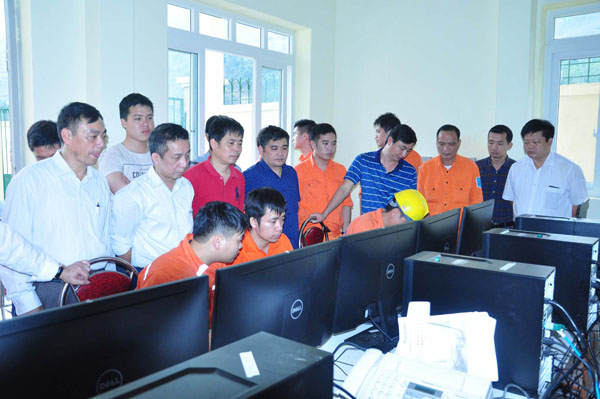 Đại diện các cơ quan chức năng kiểm tra hệ thống an toàn trước khi đóng điện.