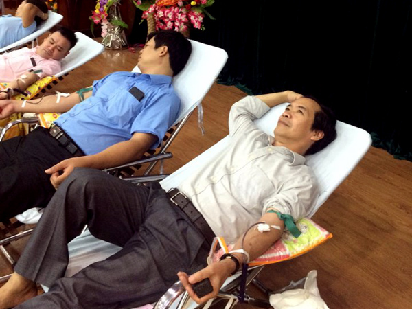 Các đồng chí lãnh đạo Sở Khoa học và Công nghệ, Bệnh viện Lao, Hội Nông dân tỉnh tham gia hiến máu.