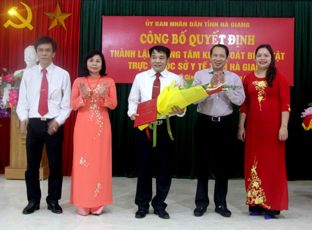 Đồng chí Trần Đức Quý, Phó Chủ tịch UBND tỉnh trao Quyết định thành lập Trung tâm Kiểm soát bệnh tật tỉnh cho Ban Giám đốc Trung tâm.