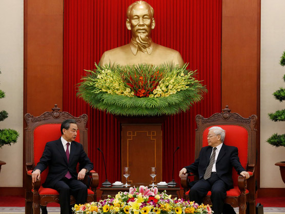 Tổng bí thư Nguyễn Phú Trọng (phải) tiếp ông Vương Nghị - ủy viên Quốc vụ, bộ trưởng ngoại giao Trung Quốc - tại trụ sở Trung ương Đảng