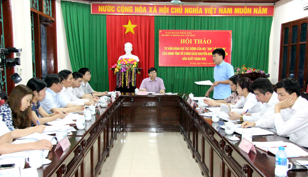 Lãnh đạo huyện Vị Xuyên phát biểu ý kiến đóng góp tại Hội nghị.