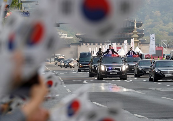 Đoàn xe của Tổng thống Moon trên đường tới địa điểm hội nghị. Ảnh: Reuters.
