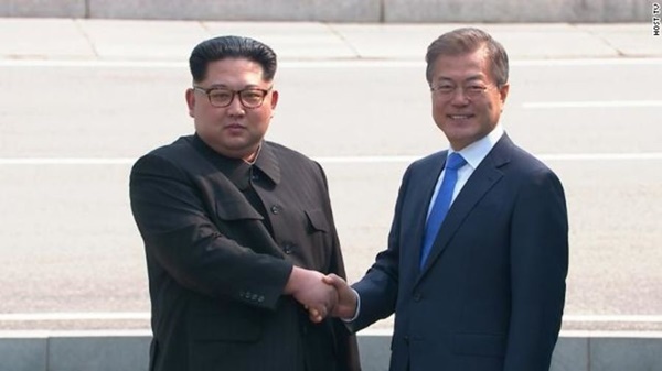 Lãnh đạo Triều Tiên Kim Jong-un và Tổng thống Hàn Quốc Moon Jae-in bắt tay. Ảnh: CNN.