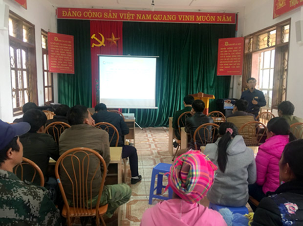 Đại diện Trung tâm dịch vụ việc làm tỉnh tư vấn về các cơ hội việc làm cho người lao động tại xã Xín Cái, huyện Mèo Vạc.
