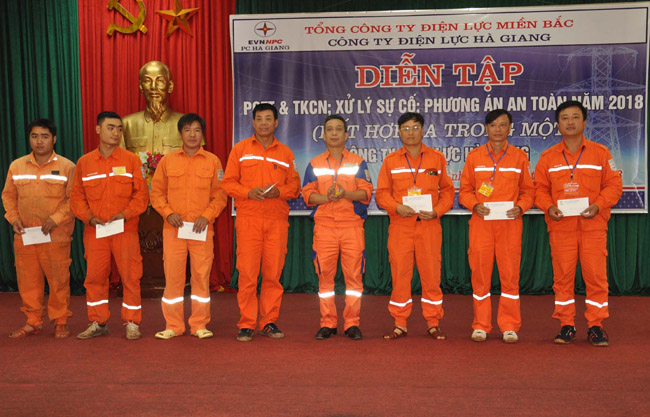 Giám đốc Công ty Điện lực Hà Giang Hoàng Văn Thiện trao thưởng cho các tập thể, cá nhân có thành tích xuất sắc trong buổi diễn tập.