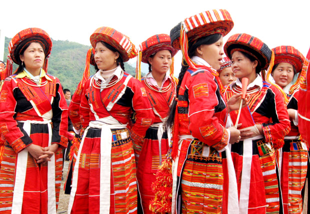 Phụ nữ Pà Thẻn trong ngày hội.