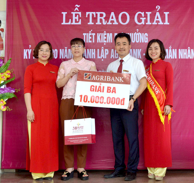Phó Giám đốc Agribank Hà Giang Nguyễn Trung Tuyến trao giải Ba cho khách hàng Phạm Thị Tú Anh (phường Trần Phú – TP. Hà Giang)