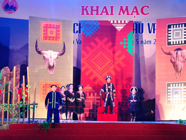 Một cảnh diễn tái hiện truyền thuyết “Chuyện tình Khâu Vai”
