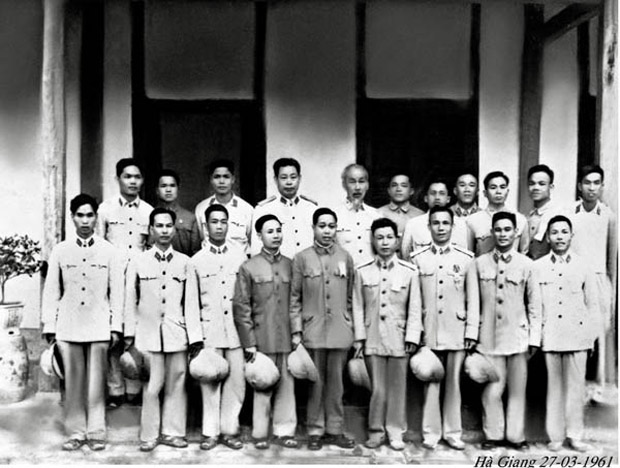 Chủ tịch Hồ Chí Minh với cán bộ, sỹ quan Ban Chỉ huy Tỉnh đội. 