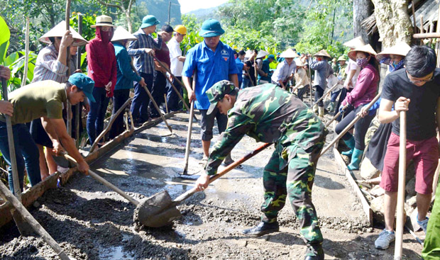 Sau lễ phát động, tại thôn Hạ Thành thu hút khoảng 500 người tham gia làm đường bê tông.