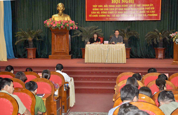 Bí thư Thành ủy Trần Mạnh Lợi và Chủ tịch UBND thành phố Nguyễn Thị Phương Lan chủ trì buổi đối thoại.