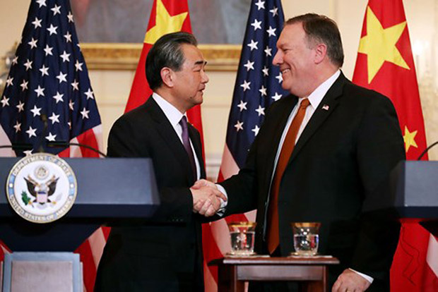 Ngoại trưởng Mỹ Mike Pompeo và Ngoại trưởng Trung Quốc Vương Nghị họp báo chung tại thủ đô Washington. 