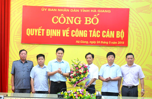 Các đồng chí lãnh đạo huyện Hoàng Su Phì tặng hoa chúc mừng đồng chí Hoàng Hải Lý. 