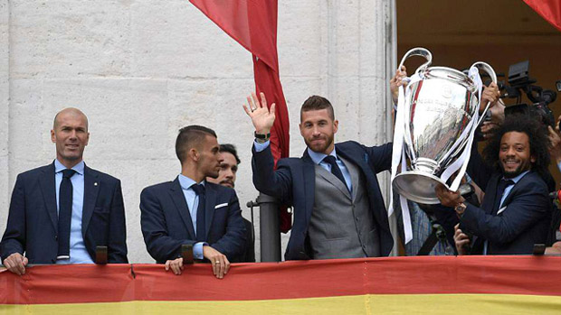 Ramos và Marcelo giơ cao chiếc cúp Champions League trên quảng trường
