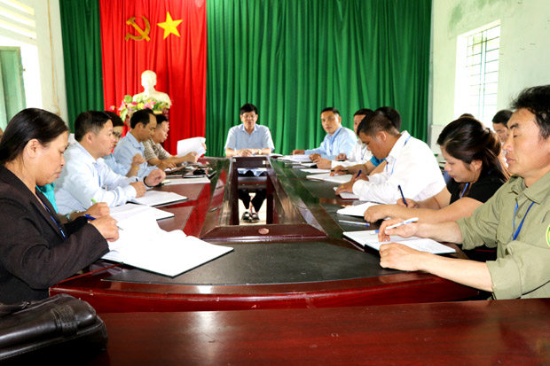 Đồng chí Nguyễn Trung Tài làm việc với lãnh đạo xã Phố Là (Đồng Văn).