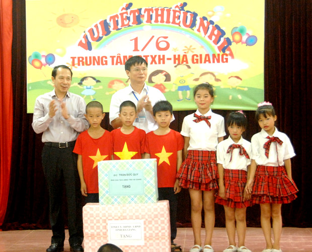 Đồng chí Trần Đức Quý thay mặt lãnh đạo tỉnh tặng qùa cho các cháu thiếu nhi tại Trung tâm Công tác xã hội tỉnh.