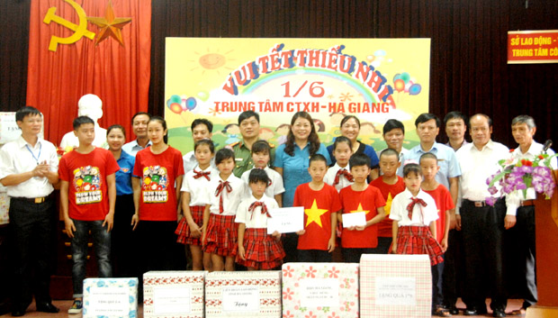 Các tổ chức, cá nhân tặng quà các cháu thiếu nhi nhân ngày 1.6.