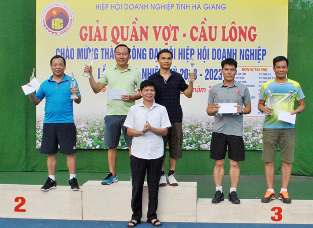 Đồng chí Nguyễn Trung Tài, Ủy viên BTV Tỉnh ủy, Trưởng Ban Tổ chức Tỉnh ủy trao giải Nhất, Nhì, Ba cho đôi nam ở nội dung Quần vợt.
