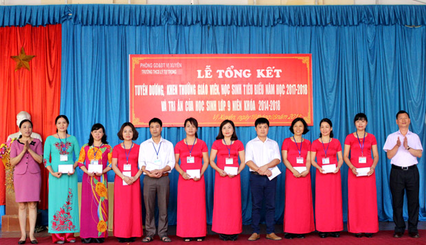 Các giáo viên và học sinh có thành tích xuất sắc trong năm học 2017-2018 được tuyên dương, khen thưởng.