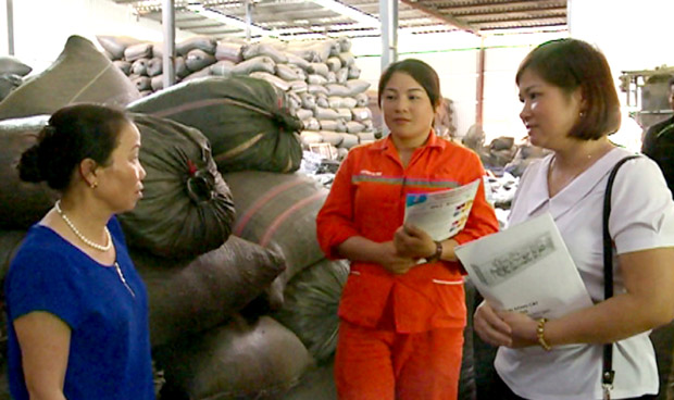 Nhân viên Điện lực Bắc Quang hướng dẫn người dân sử dụng điện an toàn, tiết kiệm, hiệu quả.