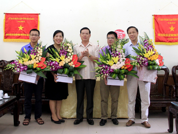 Bí thư Tỉnh ủy Triệu Tài Vinh tặng hoa chúc mừng Báo Hà  Giang, Hội Nhà báo tỉnh và các cơ quan thống tấn báo T.Ư thường trú tại Hà Giang nhân kỷ niệm 93 năm Ngày Báo chí Cách mạng Việt Nam