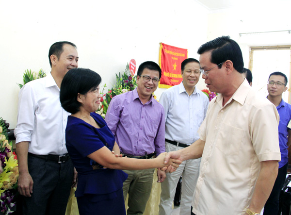 Bí thư Tỉnh ủy Triệu Tài Vinh trò chuyện, chia sẻ với cán bộ, phóng viên Báo Hà Giang.