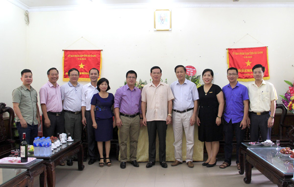 Bí thư Tỉnh ủy Triệu Tài Vinh chụp ảnh lưu niệm với đội ngũ những người làm báo trên địa bàn tỉnh