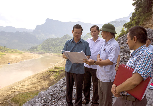 Bí thư Tỉnh uỷ Triệu Tài Vinh cùng đoàn công tác khảo sát khu vực xây dựng cầu treo qua sông Gâm đến xã Thượng Tân, huyện Bắc Mê.