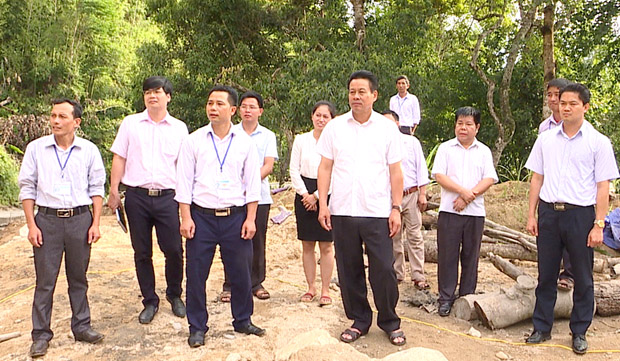 Phó Bí thư Tỉnh ủy, Chủ tịch UBND tỉnh Nguyễn Văn Sơn kiểm tra việc thực hiện đổ bê-tông tuyến đường thôn Suối Thầu, xã Bản Luốc.