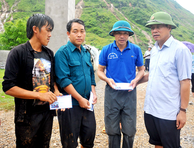 2.	Chủ tịch UBND tỉnh Nguyễn Văn Sơn tặng quà, động viên các gia đình bị thiệt hại ở thôn Lùng Nùn, xã Lùng Tám. 