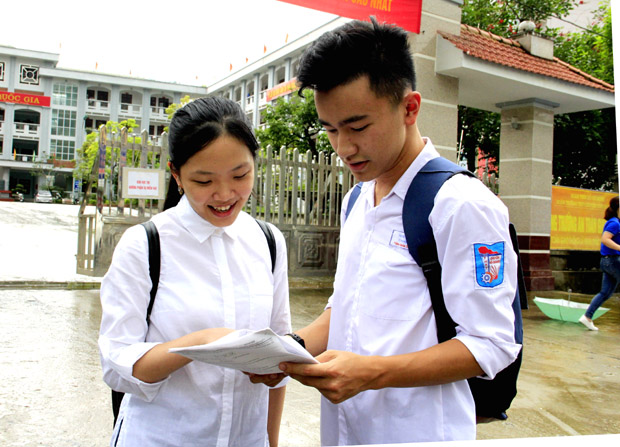 Thí sinh Trường THPT chuyên trao đổi đáp án sau khi kết thúc môn thi tổ hợp KHTN buổi sáng.