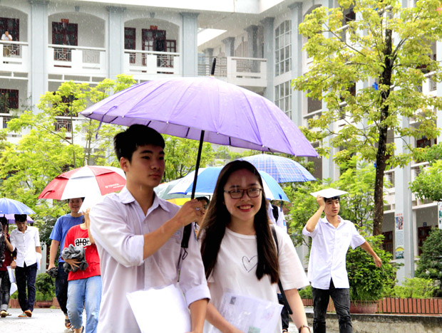 Các thí sinh phấn khởi sau khi hoàn thành tốt kỳ thi.