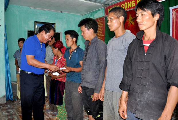 Hội Đồng hương Hà Giang tại Hà Nội trao quà hỗ trợ người dân bị thiệt hại do mưa lũ tại xã Cao Bồ (Vị Xuyên). Ảnh: VĂN NGHỊ