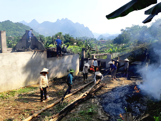 Nhân dân thôn Tà Vải, xã Ngọc Đường (thành phố Hà Giang) giúp gia đình anh Lương Văn Tuấn khắc phục hậu quả cháy nhà xảy ra vào tối 7.6.2018.