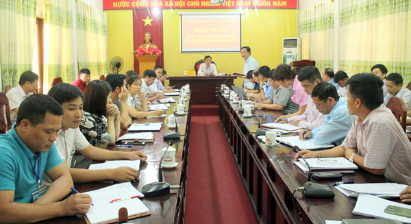 Bí thư Huyện ủy Yên Minh phát biểu tại hội nghị. 