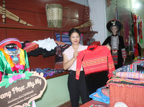 Chị Giang giới thiệu bộ trang phục do Trung tâm đào tạo người mẫu nhí tại Hà Nội đặt may.