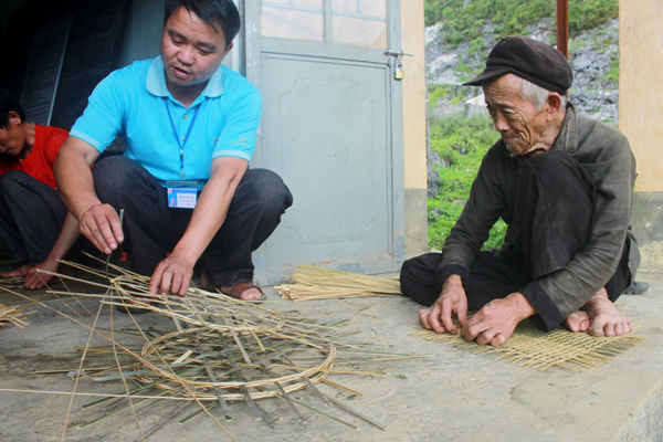Lãnh đạo xã Sính lủng tìm hiểu sản phẩm của nghệ nhân cao tuổi nhất Làng nghề đan lát dân tộc Cờ Lao.
