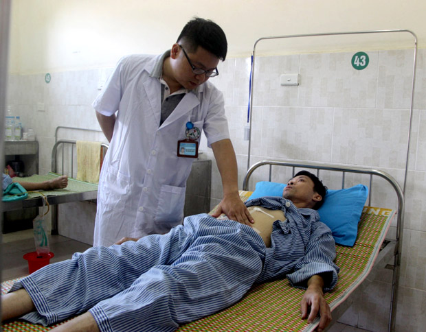 Bác sỹ Đỗ Trung Kiên theo dõi sức khỏe người bệnh sau phẫu thuật.