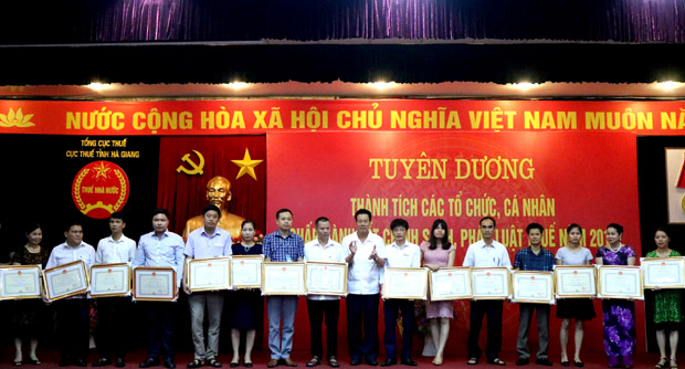Phó Bí thư Tỉnh ủy, Chủ tịch UBND tỉnh Nguyễn Văn Sơn trao Bằng khen của UBND tỉnh cho các tập thể, cá nhân có thành tích xuất sắc trong thực hiện chính sách, pháp luật Thuế năm 2017.