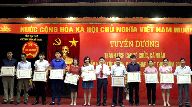 Cục trưởng Cục Thuế trao Giấy khen cho các tập thể, cá nhân có thành tích xuất sắc trong thực hiện chính sách, pháp luật Thuế năm 2017.