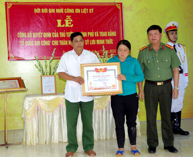 Thừa ủy quyền của Thủ tướng Chính phủ, Đại tá Hoàng Văn Mạnh, Phó Giám đốc Công an tỉnh trao Bằng “Tổ quốc ghi công” Liệt sỹ Lưu Minh Thức.